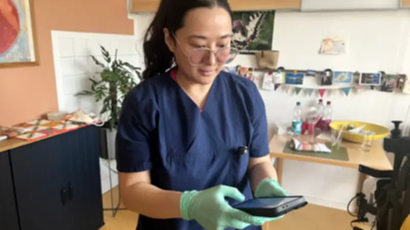 KI in der Pflege: Sprachbasierte Lösung spart täglich 43 Minuten für menschliche Zuwendung