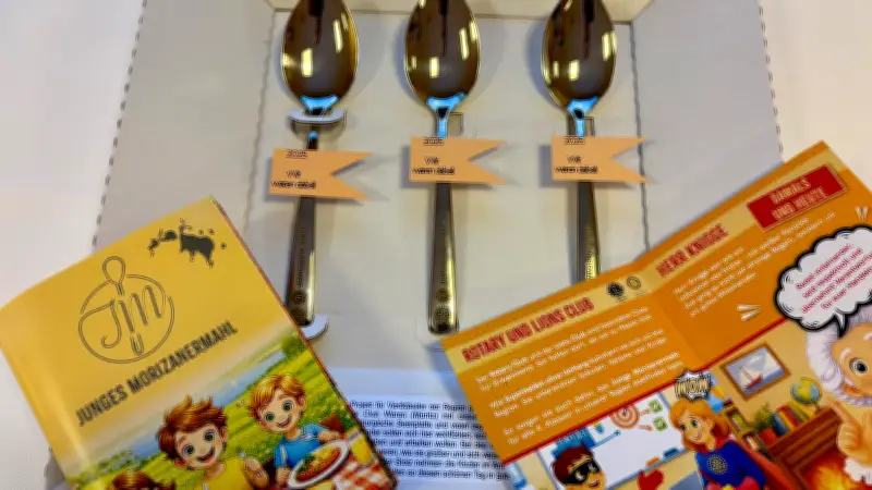 Kinder lernen Tischmanieren beim jungen Morizanermahl in der Müritzregion