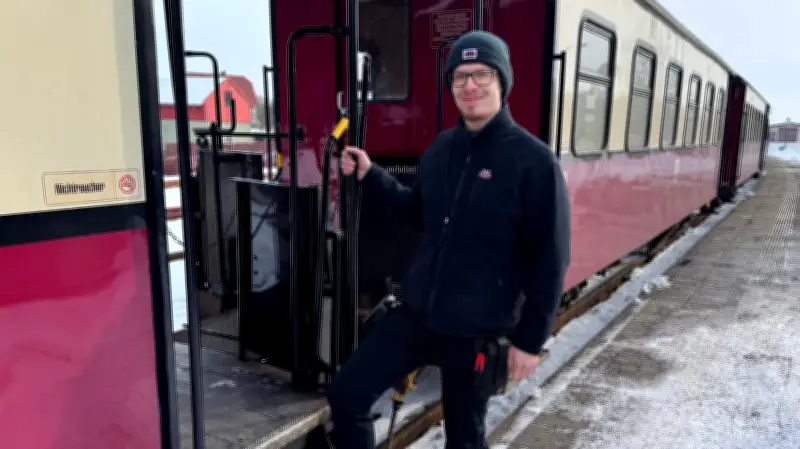 Kindheitstraum wird Beruf: 23-Jähriger steuert legendäre Dampflok Molli an der Ostsee