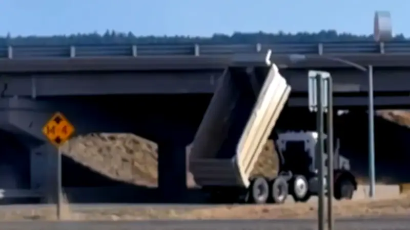 Kipplaster kracht mit voller Wucht gegen Brücke - Fahrer übersieht hochgestellte Ladefläche