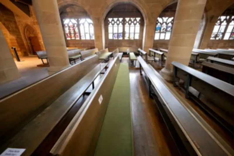 Kirchenaustritte 2025: Über 600.000 Menschen verlassen Katholiken und Protestanten