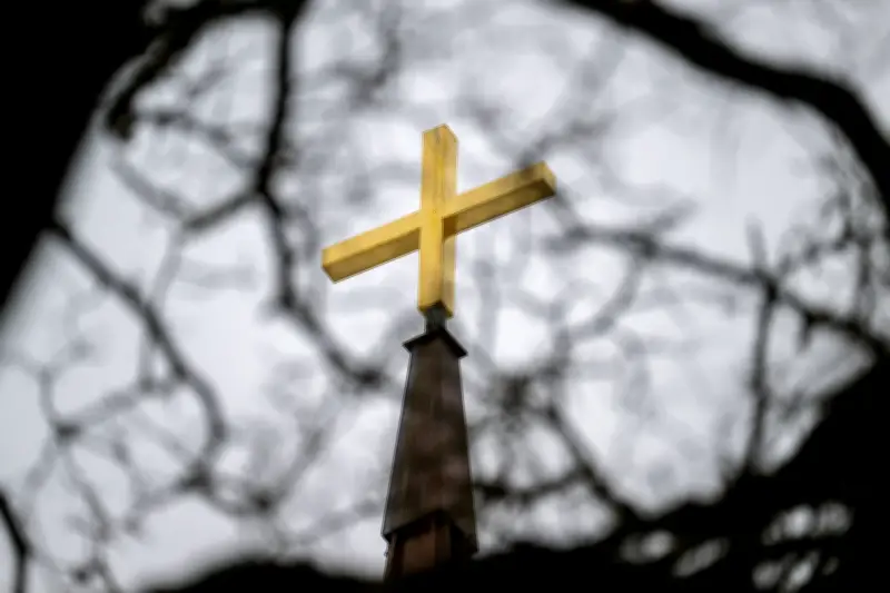 Kirchensteuer senken ohne Austritt: Vier legale Wege zur finanziellen Entlastung