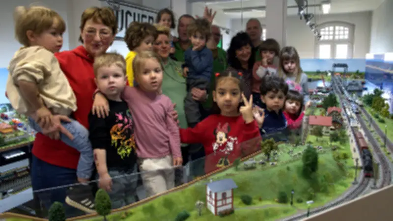 Kita-Kinder aus Ueckermünde entdecken faszinierende Miniaturwelt beim Modellbahnclub