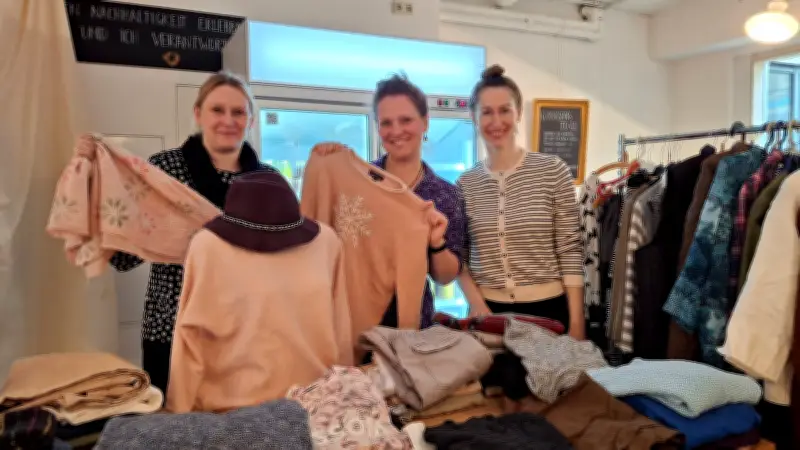 Kleidertauschparty in Schwerin: Nachhaltige Mode und Café-Genuss im Wertvoll