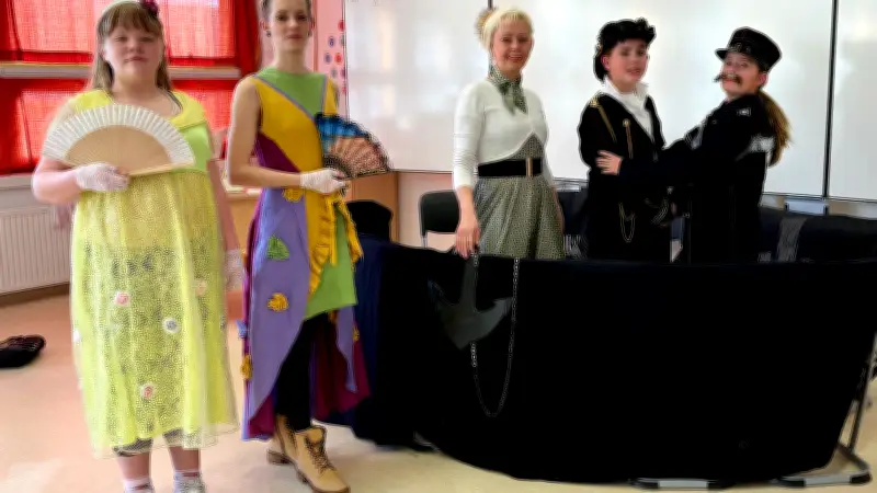 Kleine Theatertruppe mit großem Herz: Drei Schüler retten das Schiff Emma in Waren