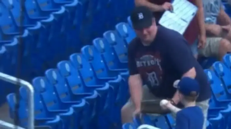 Kleiner Baseball-Fan bewegt mit rührender Geste – Kommentatoren sind sprachlos