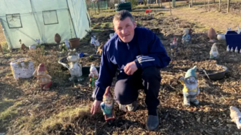 Kleingarten in der Uckermark: Ein buntes Paradies für Gartenzwerge und ausrangierte Figuren