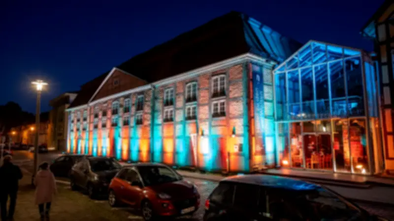 Kleists 'Der zerbrochne Krug' im Schauspielhaus Neubrandenburg: Richter im Zwielicht