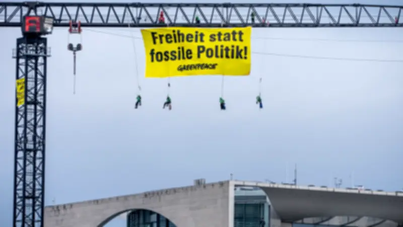 Klimaaktivisten erklimmen Kanzleramt: Greenpeace-Protest in luftiger Höhe gegen fossile Politik