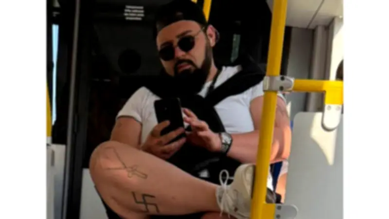 Köln: Staatsschutz sucht Mann mit Hakenkreuz-Tattoo in Straßenbahn