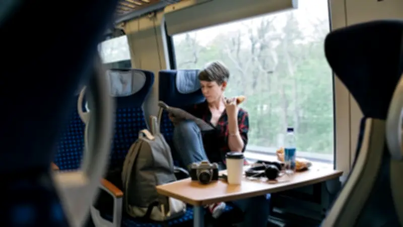 Knigge-Experten warnen: Starke Essensgerüche im Zug sind tabu