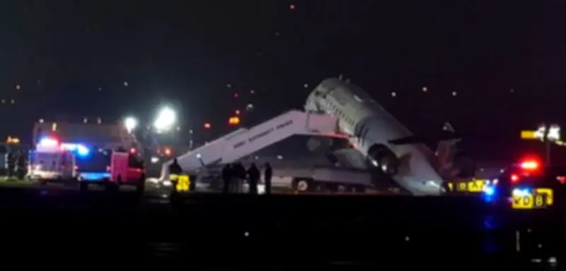 Kollision am Flughafen LaGuardia: Air-Canada-Flugzeug trifft auf Fahrzeug der Hafenbehörde