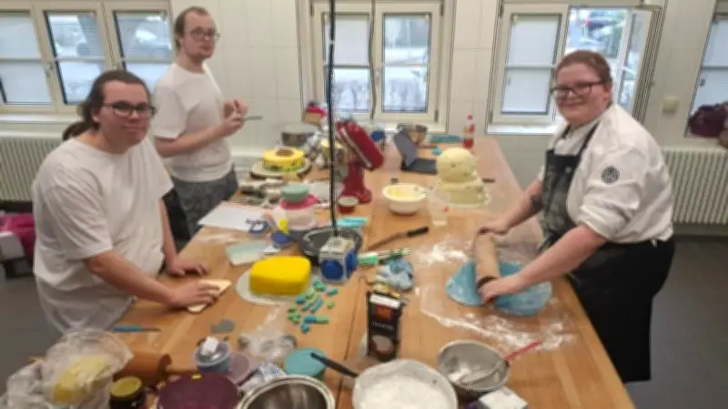 Konditoren-Azubis formen Kindheitshelden aus Torten: Spongebob und Co. zum Vernaschen