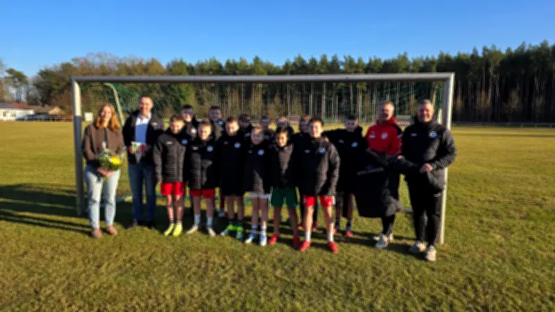 Kosmetikhersteller Royal Sanders stattet Lübtheener Fußball-Jugend mit neuen Jacken aus