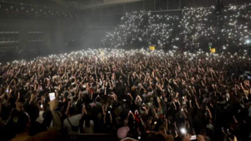 Kraftklub-Tourauftakt in Schwerin: Unerwarteter Chor-Moment überwältigt Band