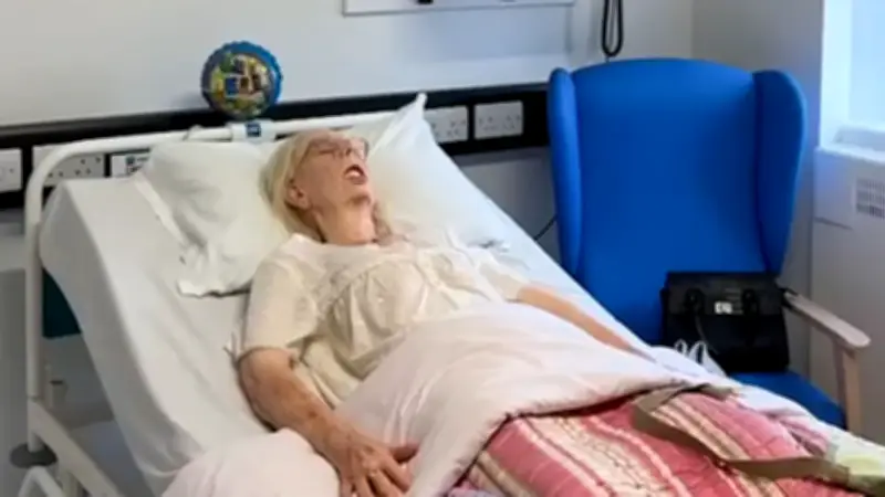 Krankenhaus-Puppen lösen Grusel-Debatte aus: Viv sieht aus wie echte Patientin