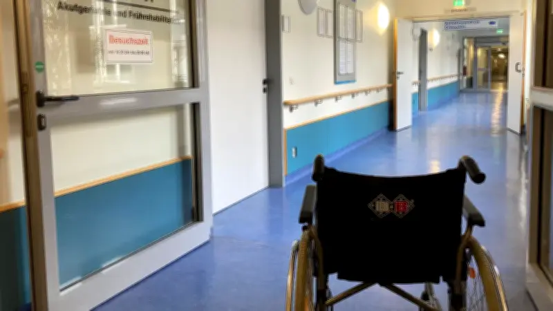 Krankentransport-Krise für Senioren: Geriatrie-Patienten bleiben nach Klinikaufenthalt oft hängen