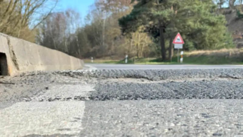 Kreisstraße 112 bei Schwerin: Anwohner fordern Sanierung der maroden Pendlerstrecke