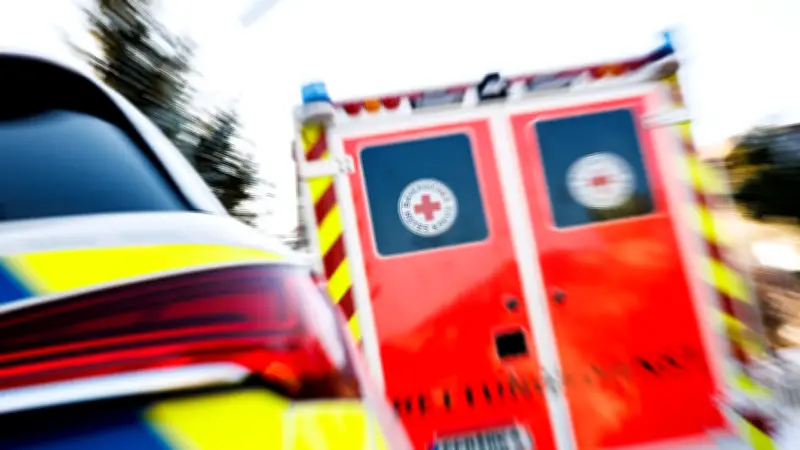 Kreuzungsunfall in Vechta: Rettungswagen mit Säugling an Bord kollidiert bei Rotlicht