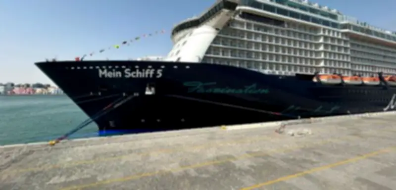 Krieg am Persischen Golf: Kreuzfahrtpassagiere in arabischen Häfen festsitzen