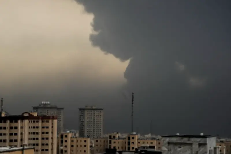 Krieg im Iran eskaliert: Teheran unter Angriffen, Nachfolge für Chamenei im Fokus