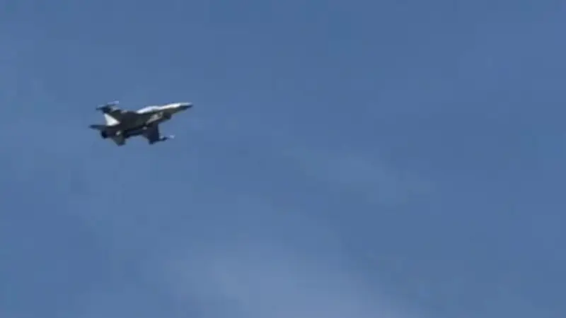 Krieg statt Strandidylle: Kampfjet verfolgt Drohne über Dubais Traumstrand