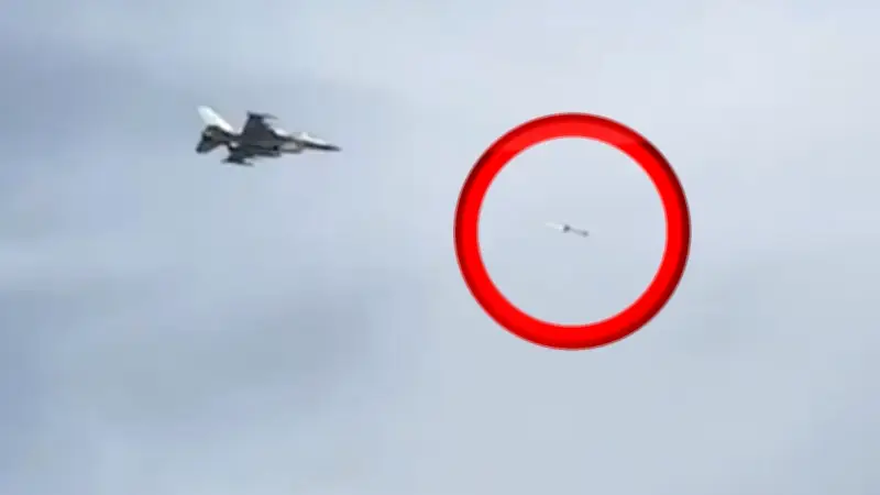 Krieg statt Traumurlaub: Kampfjet jagt Drohne über Touristenstrand in Dubai