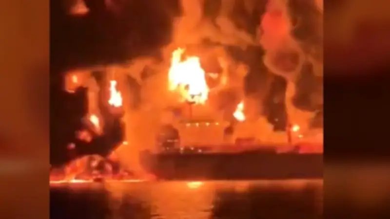 Krieg um das Öl: Zwei Tanker im Persischen Golf bei Basra in Flammen