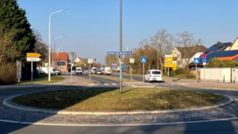 Krokus-Kreisel in Neubrandenburg: Frühlingsblüten erfreuen Autofahrer, aber Namensänderung unmöglich