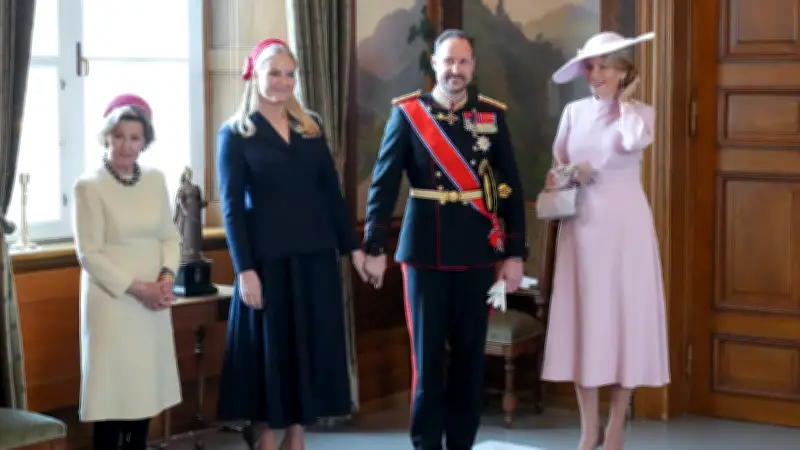 Kronprinzessin Mette-Marit überrascht bei Staatsbesuch: Händchenhalten trotz Krisen