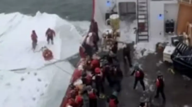 Küstenwache rettet Mann auf Eisscholle vor Mackinac Island während Schneesturm