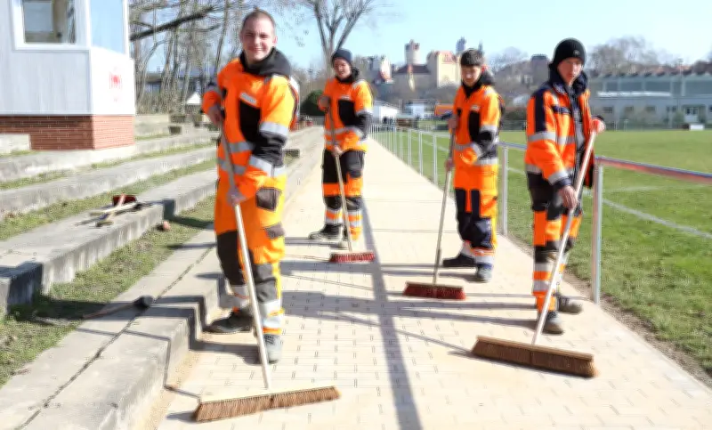 Kuhlmann-Azubis pflastern Weg zum Kunstrasenplatz des SV Einheit Bernburg