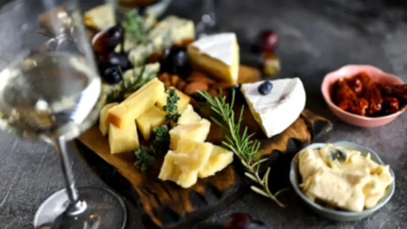 Kulinarische Entdeckungen: Warum Weißwein oft besser zu Käse passt als Rotwein