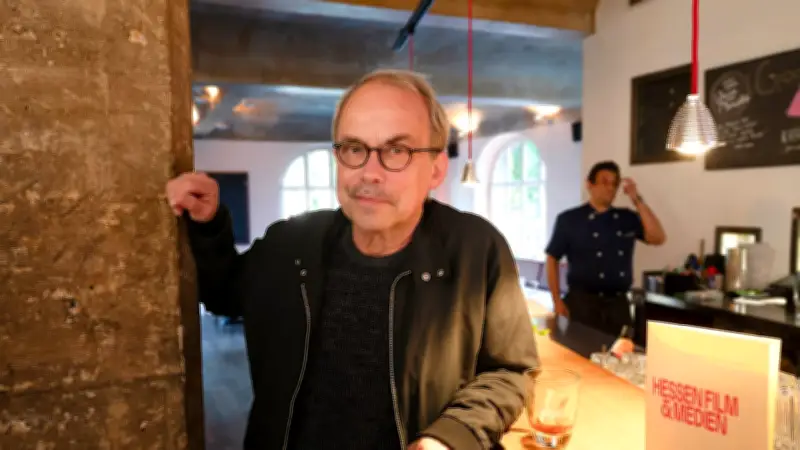 Kult-Comedian Henni Nachtsheim begeistert mit 'Adlerherzen' erneut die Eintracht-Fans