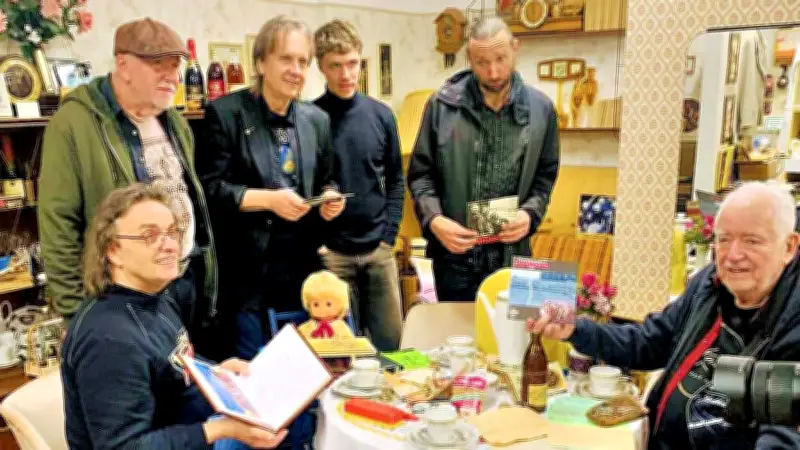 Kultband Karussell auf Zeitreise: Konzert und Austausch im DDR-Museum Bobbau