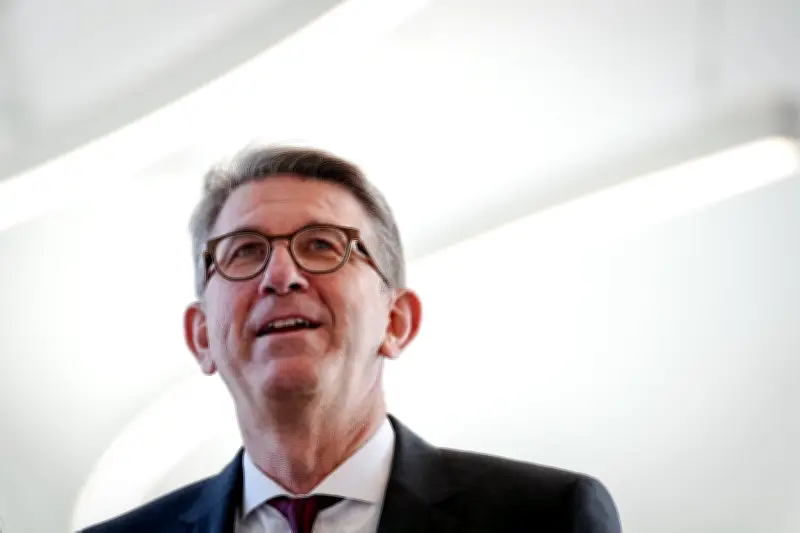 Kulturstaatsminister Weimer: Regierung weist Rücktrittsforderungen nach Buchhandlungspreis-Debatte zurück