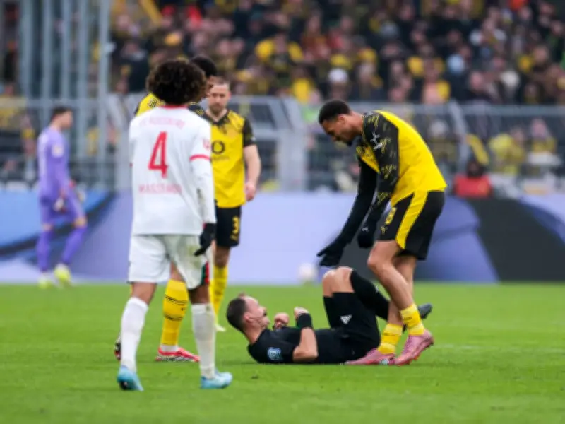 Kuriose Bundesliga-Szene: BVB-Star Nmecha kollidiert mit Schiedsrichter und erhält symbolische Rote Karte