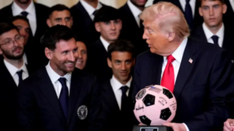 Kuriose Ehrung im Weißen Haus: Messi überreicht Trump persönlichen Fußball