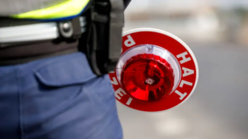 Kurioser Kontrollversuch in Magdeburg: Mann klettert auf Rücksitz und erfindet Fahrer