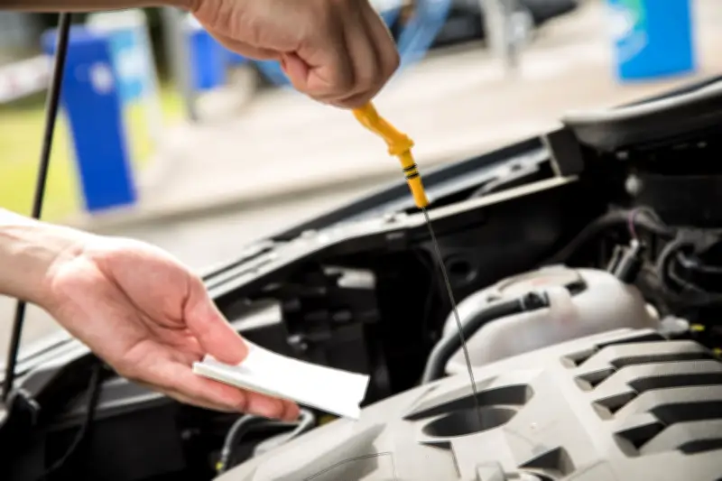 Öl-Check im Auto: Warum die manuelle Kontrolle trotz Elektronik unverzichtbar bleibt