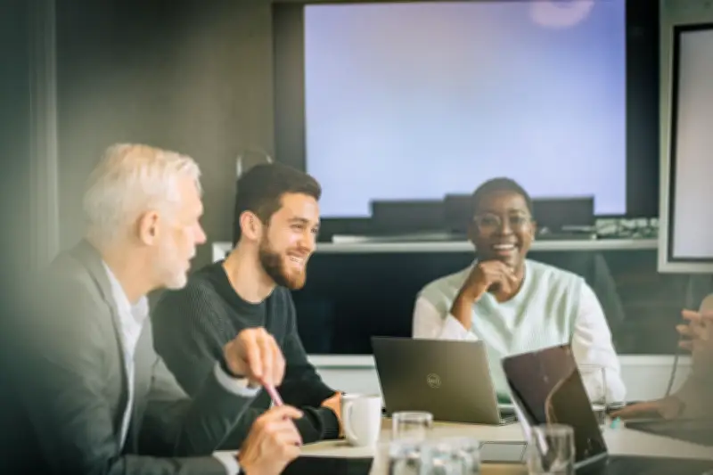 Lampenfieber überwinden: So meistern Sie Vorstellungsrunden souverän im Beruf