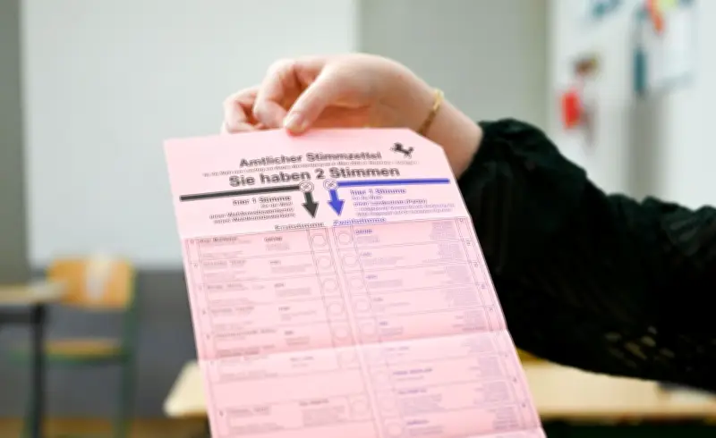 Landtagswahl Baden-Württemberg: Grüne führen knapp vor CDU in Prognosen