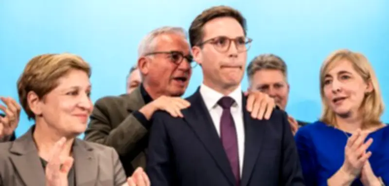 Landtagswahl in Baden-Württemberg: Grüne feiern Aufholjagd, CDU stürzt ab