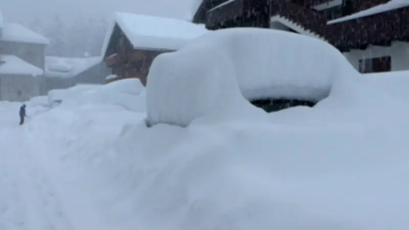 Lawinengefahr in den Alpen: Wintersportort Macugnaga komplett eingeschneit