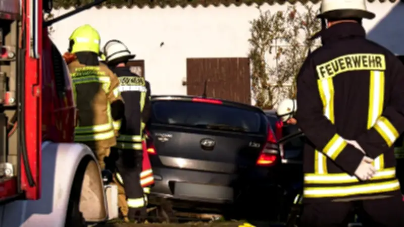 Lebensgefahr beim Scheibenputzen: Frau in Brenz von eigenem Auto eingeklemmt