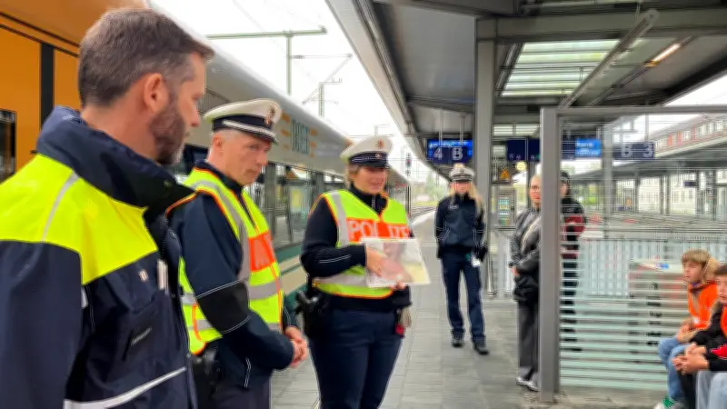 Lebensgefährliche Fotos: Jugendliche filmen Motorräder im Gleisbereich bei Schwerin