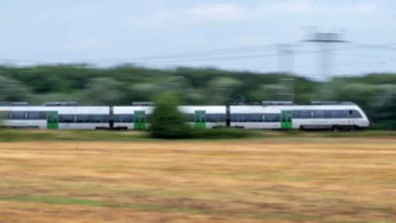 Lebensgefährliche Zug-Aktion in Halle: Mann fährt illegal auf S-Bahn-Kupplung mit