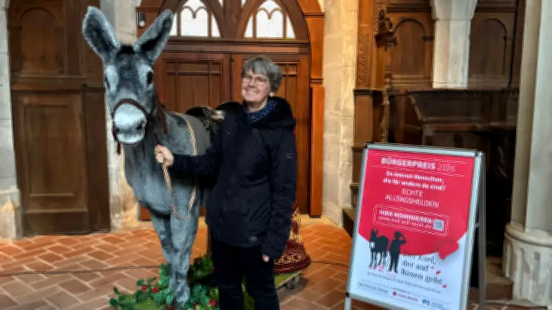 Lebensgroßer Esel wirbt in Halles Marktkirche für Bürgerpreis und Ehrenamt
