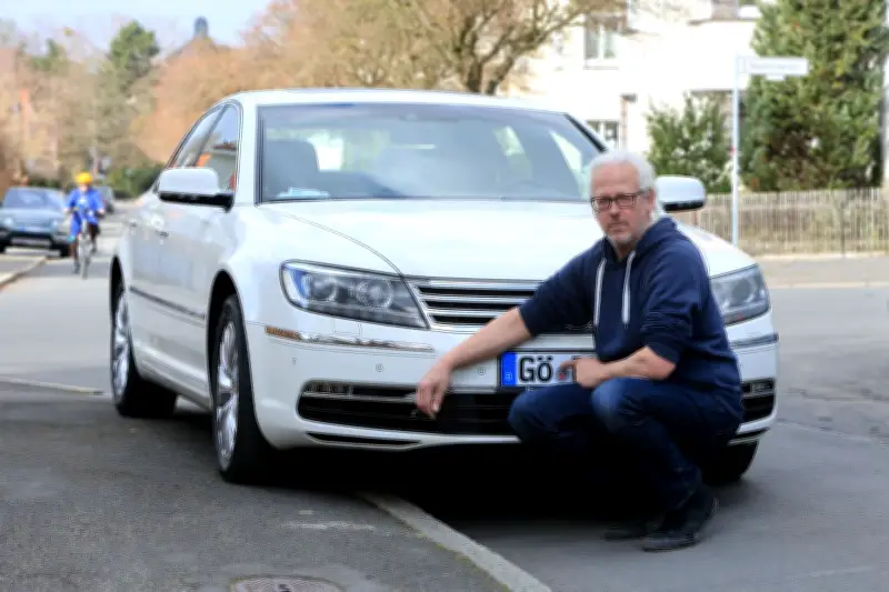 Lehrer mietet Wohnung im Nachbarlandkreis, um Auto anzumelden: Verwaltungs-Chaos in Göttingen