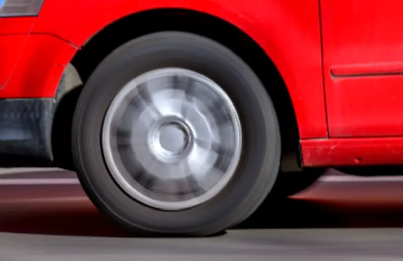 Leipziger Studie: Reifenabrieb belastet Atemluft mit Mikroplastik